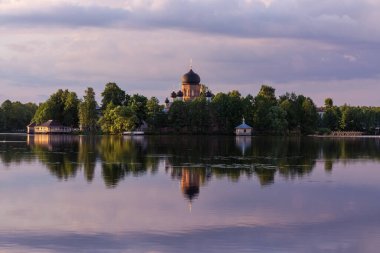 Gölde akşam yemeği. Göldeki kilise. Vvedensky Manastırı. Pokrov. Vladimir bölgesi. Rusya.
