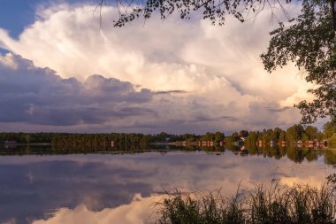Gölde akşam yemeği. Göl suyundaki bulutların yansıması..