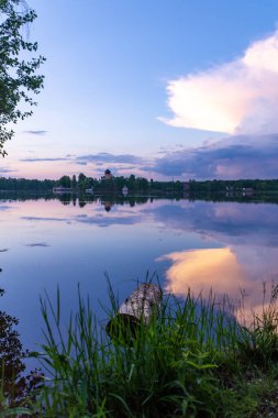 Gölde akşam yemeği. Göl suyundaki bulutların yansıması. Göldeki kilise. Vvedensky Manastırı. Pokrov. Vladimir bölgesi. Rusya.