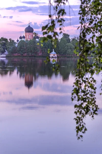 Gölün üzerinde gün batımı. Göl suyundaki yansıma. Vvedensky Manastırı. Pokrov. Vladimir bölgesi. Rusya