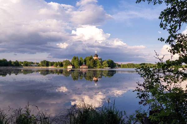 Wieczór Nad Jeziorem Kościół Nad Jeziorem Klasztor Wwedensky Pokrov Region — Zdjęcie stockowe