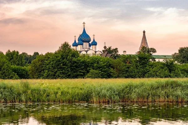 Suzdal Kremlin. Theotokos 'un İsa' nın Doğuşu Katedrali bir yaz akşamının gün batımında. Rusya