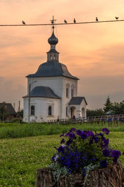  Kilisenin üzerinde gün batımı. Suzdal. Rusya.