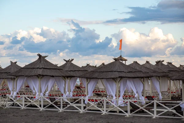 Sahilde güneş yatakları