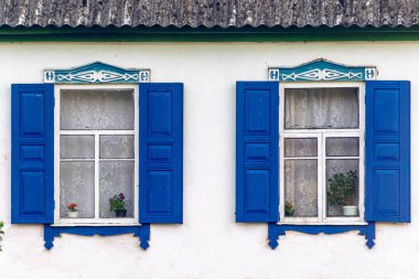 Windows mavi panjurlar ile