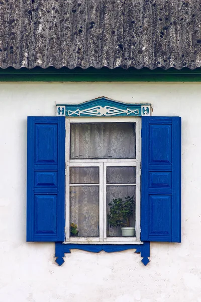    Mavi panjurlu bir pencere