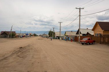 Sibirya 'nın doğusundaki Baykal Gölü' nün Olkhon Adası 'ndaki Khuzhir Köyü' nün merkez caddesinde park edilmiş eski bir Sovyet retro 'su. Fotoğraf Temmuz 'da yazın çekildi..