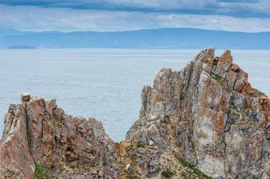 Doğu Sibirya 'daki Baykal Gölü' ndeki Olkhon Adası 'nın ana köyü Khuzhir yakınlarındaki Şamanka Kayası' na yakın bir yerde. Fotoğraf Temmuz 'da yazın çekildi..