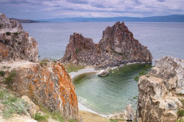 Şamanka Koyu ve Khuzhir yakınlarındaki diğer dağlar, Sibirya 'nın doğusundaki Baykal Gölü' nün Olkhon Adası 'ndaki ana köy. Fotoğraf Temmuz 'da yazın çekildi..
