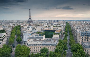 Paris 'teki Zafer Takı' nın gözlem güvertesinden Eyfel Kulesi manzarası