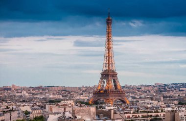 Paris 'in çatılarının manzarası, gözlem güvertesinden şehir manzarası, akşamları güzel mavi gökyüzü.
