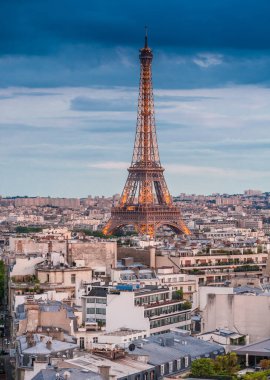 Gözlem güvertesinden Paris 'in çatıları görünüyor. Akşamları güzel mavi gökyüzü.
