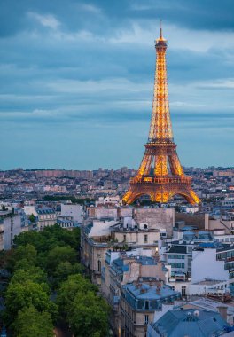 Gözlem güvertesinden Paris 'in çatıları görünüyor. Akşamları güzel mavi gökyüzü.