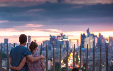 Fransa, Paris 06: 08 2013: Paris 'te sevgililer gün batımı gözlem güvertesinde, binalarla güzel bir şekilde bulanık arkaplan