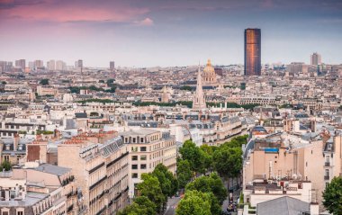 Öğleden sonra Paris 'in çatıları, gökdelenler ve kilise uzaktan görülebiliyor.