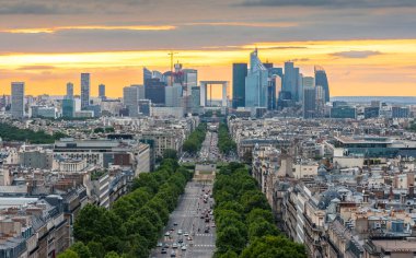 Akşam Champs Elysees ve arka planda La Defence bölgesi, Paris
