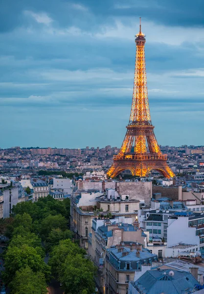 Gözlem güvertesinden Paris 'in çatıları görünüyor. Akşamları güzel mavi gökyüzü.