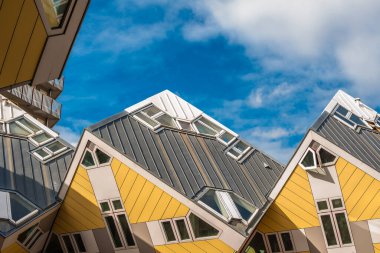 Rotterdam, Hollanda 4 Ekim 2013: Piet Blom tarafından tasarlanan Kübik Evler mavi gökyüzü ile güneşli bir günde