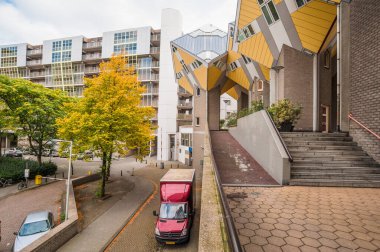 Rotterdam, Hollanda 4 Ekim 2013: Piet Blom tarafından tasarlanan Kübik Evler Konuta Giriş
