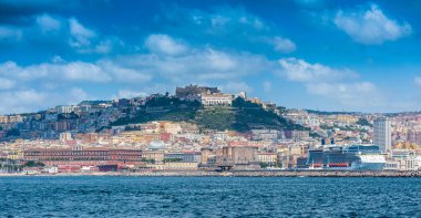 Napoli 'nin panoramik manzarası ve denizden liman, Akdeniz, Campania, Ital