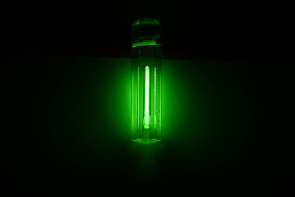 Длительное воздействие одного радиолюминесцентного брелка. Они безопасны и светятся годами без необходимости "заряжаться", как обычные светящиеся в темноте продукты. Эти модели выполнены из пластика, что делает их литыми узорами.