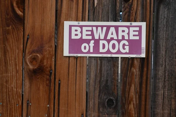 木製のフェンスに犬のサインに注意してください — ストック写真
