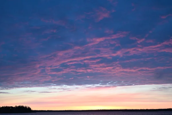 Рассвет Озере Альберта Светом Отражающимся Облаков — стоковое фото