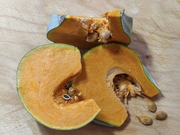 Ahşap zeminde taze kesilmiş balkabağı.