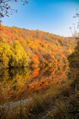 Ekim 'de gölü olan sonbahar manzarası