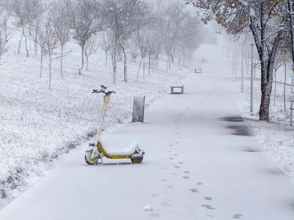 Kaldırıma kar kaplı scooter, ilk kar.