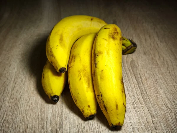 Tahta bir arka planda olgun muzlar