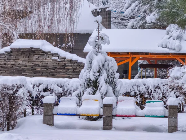 Kış parkında güzel bir manzara.