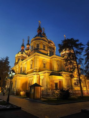 Kutsal Yükseliş Katedrali Almaty, Kazakistan 'da gece aydınlandı..