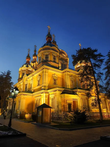 Kutsal Yükseliş Katedrali Almaty, Kazakistan 'da gece aydınlandı..