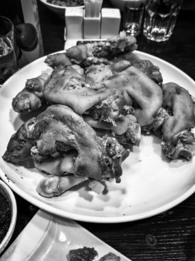 Kaynamış domuz bacaklarının siyah beyaz fotoğrafı.