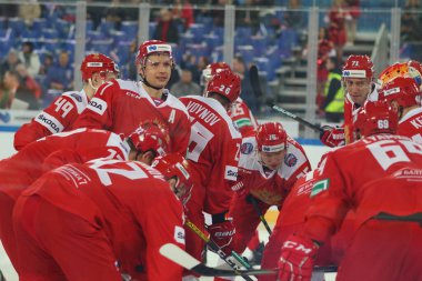 Rusya Federasyonu. Saint-Petersburg 'da. Gazprom arenası. Hokey mi? Kanal 1, Rusya-Finlandiya. Rusya milli takımının hokey oyuncusu Vadim Shipachev, Vadim Shipachev