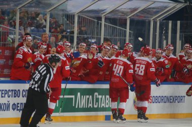 Rusya Federasyonu. Saint-Petersburg 'da. Gazprom arenası. Hokey mi? Kanal 1, Rusya-Finlandiya. Rusya milli takımının hokey oyuncusu Pavel Karnaukhov