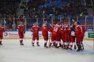 Rusya Federasyonu. Saint-Petersburg 'da. Gazprom arenası. Hokey mi? Kanal 1, Rusya-Finlandiya. Rusya milli takımının hokey oyuncusu Ilya Sorokin.