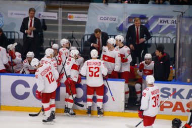 Rusya Federasyonu. Saint-Petersburg 'da. Buz Spor Sarayı. Hokey mi? Kontinental Hokey Ligi. Normal mevsim. KHL 2020 / 21 - SKA Saint Petersburg - Spartak Moskova. Hokey takımının baş antrenörü Spartak V. Oleg Znarok..