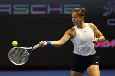 Rusya 'dan Daria Kasatkina, Sibur Arena' da düzenlenen St. Petersburg Bayanlar Kupası 2021 tenis turnuvasında Belaruslu Aliaksandra Sasnovich 'e karşı oynuyor.