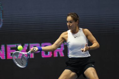 Rusya 'dan Daria Kasatkina, Sibur Arena' da düzenlenen St. Petersburg Bayanlar Kupası 2021 tenis turnuvasında Belaruslu Aliaksandra Sasnovich 'e karşı oynuyor.