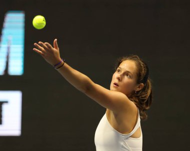 Rusya 'dan Daria Kasatkina, Sibur Arena' da düzenlenen St. Petersburg Bayanlar Kupası 2021 tenis turnuvasında Belaruslu Aliaksandra Sasnovich 'e karşı oynuyor.