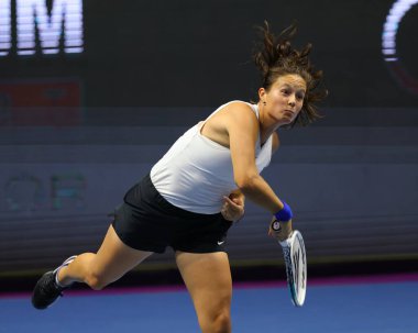 Rusya 'dan Daria Kasatkina, Sibur Arena' da düzenlenen St. Petersburg Bayanlar Kupası 2021 tenis turnuvasında Belaruslu Aliaksandra Sasnovich 'e karşı oynuyor.