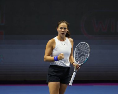 Rusya 'dan Daria Kasatkina, Sibur Arena' da düzenlenen St. Petersburg Bayanlar Kupası 2021 tenis turnuvasında Belaruslu Aliaksandra Sasnovich 'e karşı oynuyor.