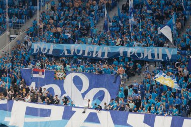Saint Petersburg, Rusya - 2 Mayıs 2021: Futbol. Rusya Premier Ligi 2020-2021. 27 mermi. Zenit Futbol Kulübü - FC Lokomotiv. Hayranlar, seyirciler, dönün..