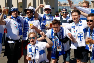 Saint Petersburg, Rusya - 16 Haziran 2021: Futbol. 2020 Avrupa Futbol Şampiyonası. Grup B. Finlandiya Rusya 'ya karşı. Euro 2020. Hayranlar, hayranlar, seyirciler, fan, fan, izleyici, dön