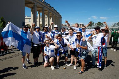 Saint Petersburg, Rusya - 16 Haziran 2021: Futbol. 2020 Avrupa Futbol Şampiyonası. Grup B. Finlandiya Rusya 'ya karşı. Euro 2020. Hayranlar, hayranlar, seyirciler, fan, fan, izleyici, dön
