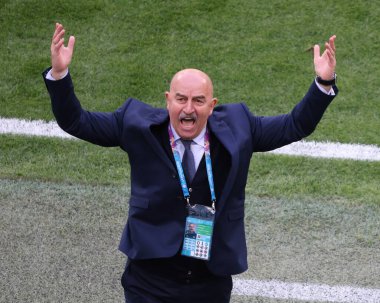 Saint Petersburg, Rusya - 16 Haziran 2021: Futbol. 2020 Avrupa Futbol Şampiyonası. Grup B. Finlandiya Rusya 'ya karşı. Euro 2020. Stanislav Salamovich Cherchesov, Stanislav Cherchesov, koç, teknik direktör