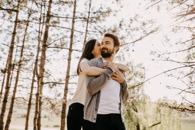 Güzel genç çift güzel çam ormanlarında birlikte vakit geçiriyorlar.