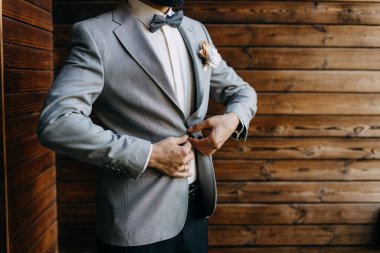 Takım elbiseli, papyonlu zarif bir damat.